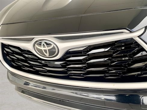 Used 2024 Toyota Highlander XLE image 2
