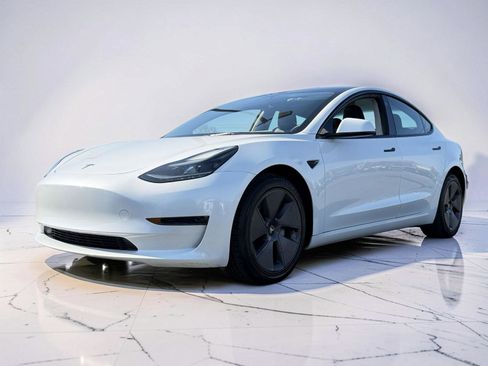 Used 2023 Tesla Model 3 Standard Range image 4