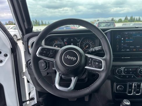 Used 2025 Jeep Wrangler Unlimited Sahara AWD/4WD image 28