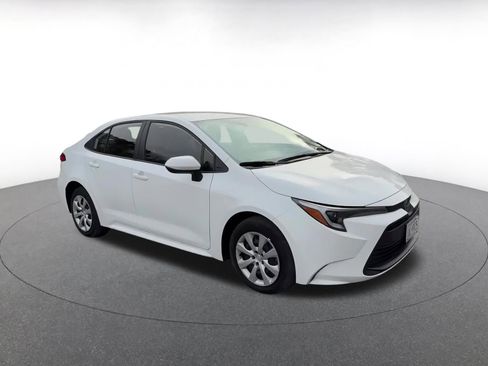 Used 2025 Toyota Corolla LE image 2