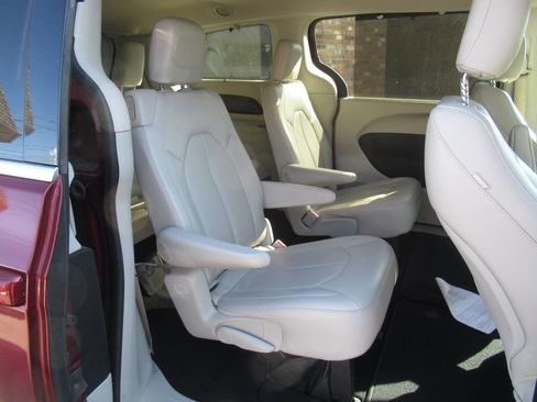 Used 2017 Chrysler Pacifica Touring-L image 5