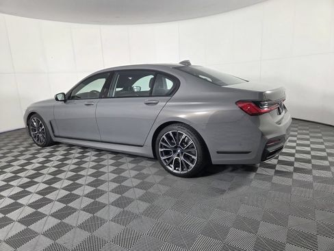 Used 2022 BMW 740i w/ M Sport Package RWD image 7