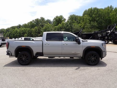 Used 2025 GMC Sierra 2500 AT4 AWD/4WD image 9