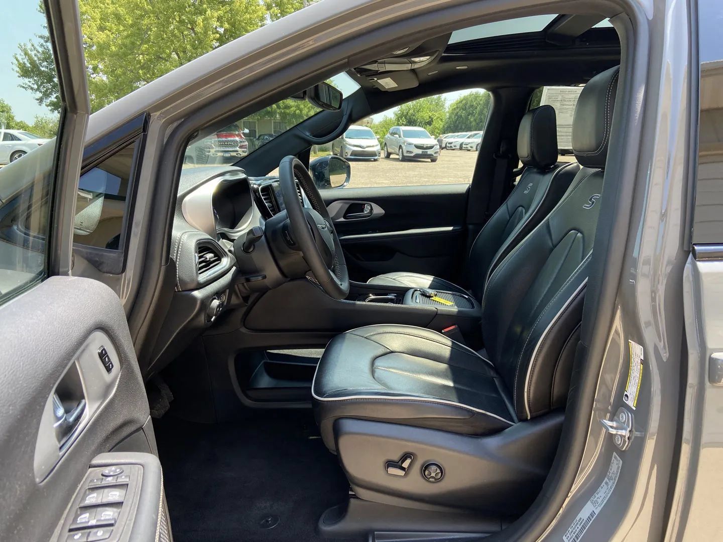 Used 2025 Chrysler Pacifica Limited FWD image 11