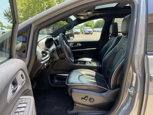 Used 2025 Chrysler Pacifica Limited FWD image 11