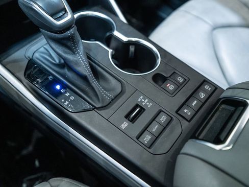 Certified 2022 Toyota Highlander XLE image 29