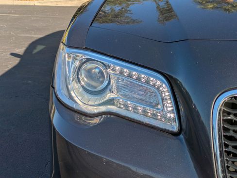 Used 2016 Chrysler 300 Limited image 9