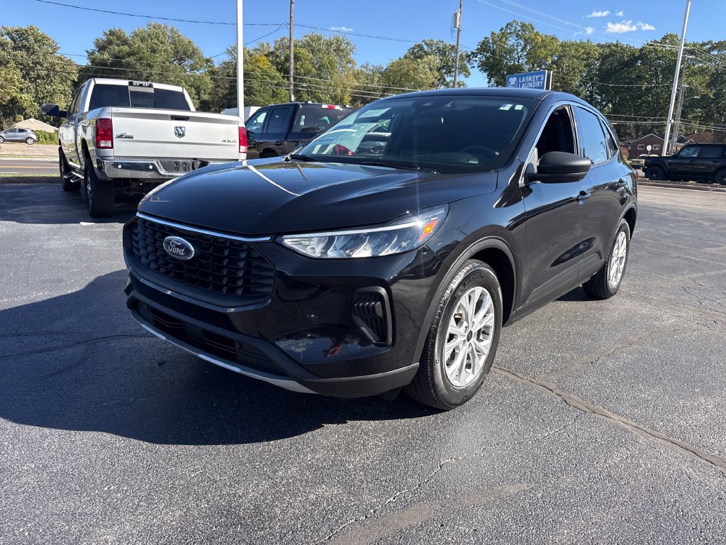 Used 2023 Ford Escape Active w/ Cold Weather Package FWD image 2