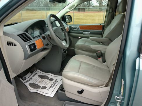 Used 2010 Chrysler Town & Country Limited w/ Entertainment Group #3 image 11