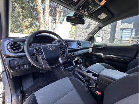 Used 2020 Toyota Tacoma TRD Off-Road w/ Technology Package image 14