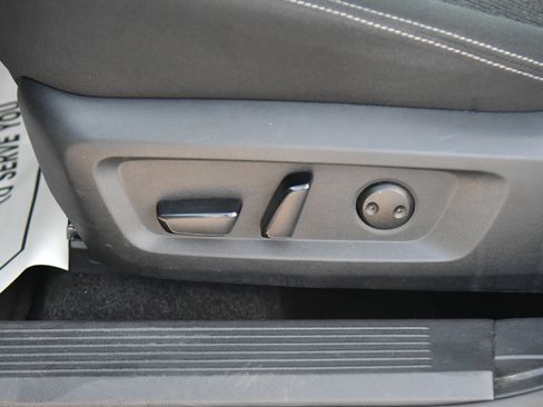 Used 2025 Nissan Rogue SV AWD/4WD image 16
