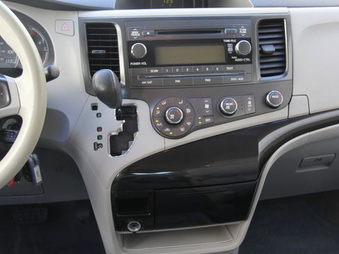 Used 2014 Toyota Sienna L image 13