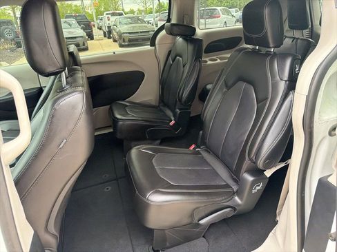 Used 2023 Chrysler Pacifica Touring-L FWD image 9