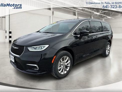 Used 2023 Chrysler Pacifica Touring-L image 8