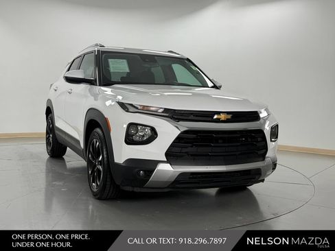 Used 2022 Chevrolet TrailBlazer LT w/ Convenience Package FWD image 4