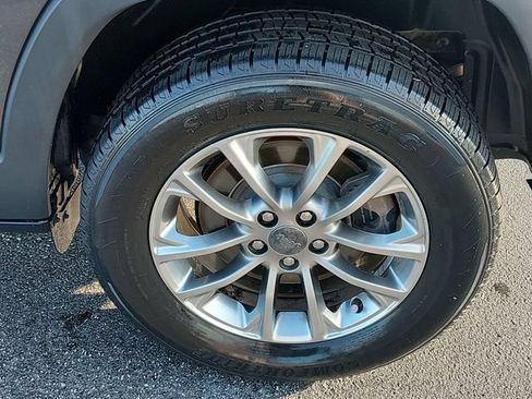 Used 2019 Jeep Cherokee Latitude Plus w/ Comfort/Convenience Group AWD/4WD image 16