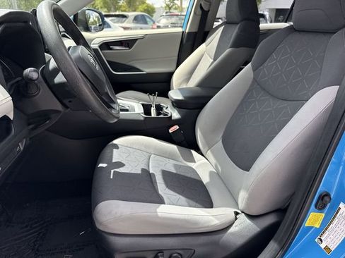 Used 2021 Toyota RAV4 XLE w/ Convenience Package FWD image 11