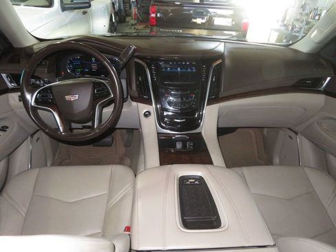 Used 2017 Cadillac Escalade Premium Luxury image 40