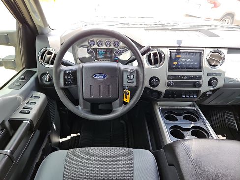 Used 2015 Ford F250 XLT w/ XLT Premium Package AWD/4WD image 10