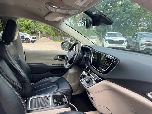 Used 2023 Chrysler Pacifica Touring-L FWD image 43
