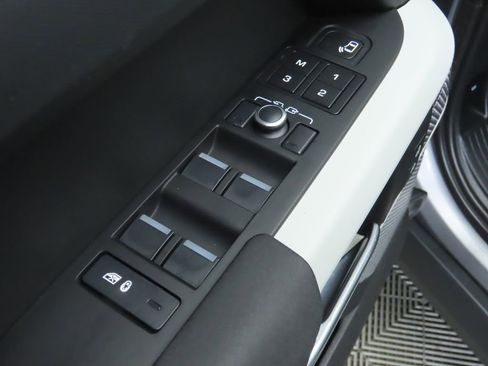 Used 2022 Land Rover Defender 110 SE image 23