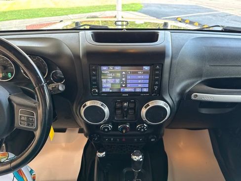 Used 2018 Jeep Wrangler Unlimited Sahara w/ Connectivity Group AWD/4WD image 21