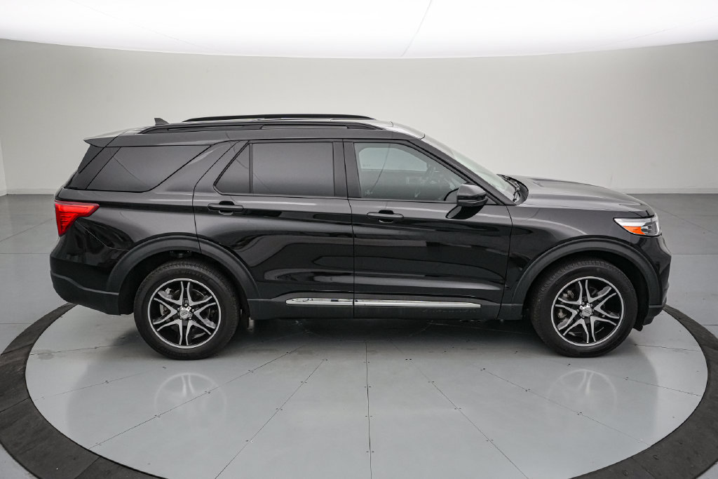 Certified 2024 Ford Explorer XLT w/ Equipment Group 202A AWD/4WD image 3