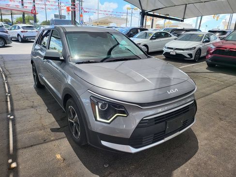 Used 2025 Kia Niro LX FWD image 2