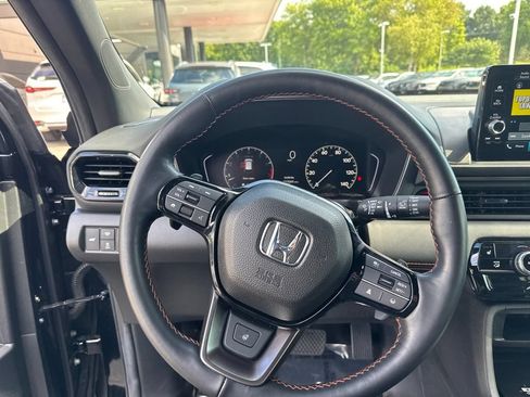 Used 2025 Honda Pilot TrailSport image 14