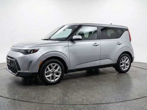 Used 2025 Kia Soul LX w/ LX Technology Package FWD image 3