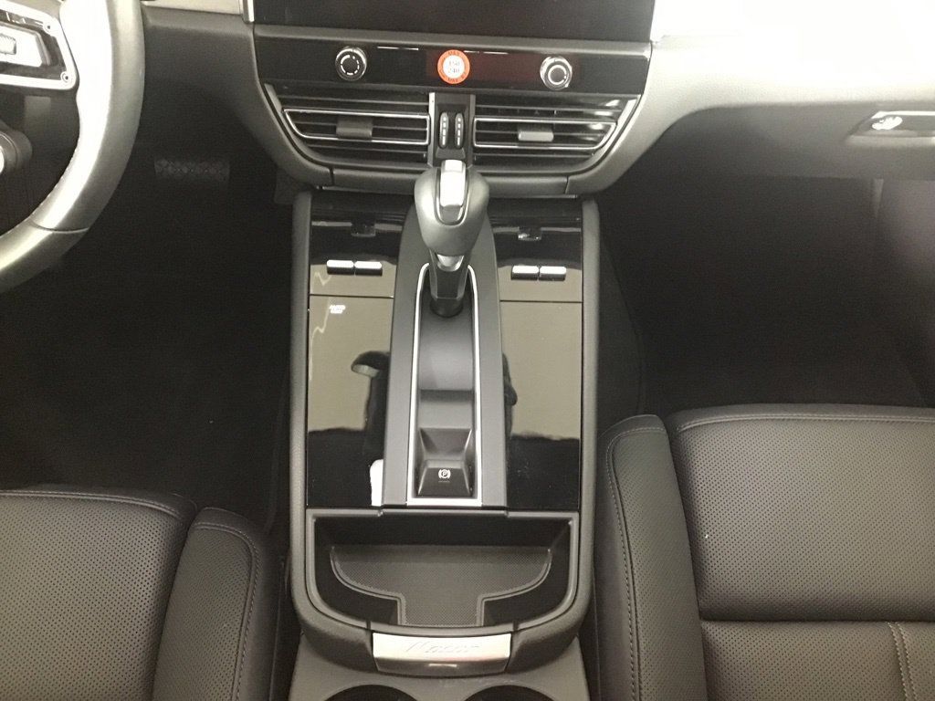 Certified 2026 Porsche Macan AWD/4WD image 25