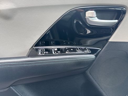 Used 2018 Kia Niro EX image 10
