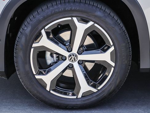 Used 2026 Volkswagen Tiguan SE FWD image 11