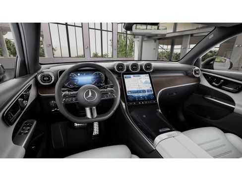 Used 2026 Mercedes-Benz GLC 300 4MATIC image 2