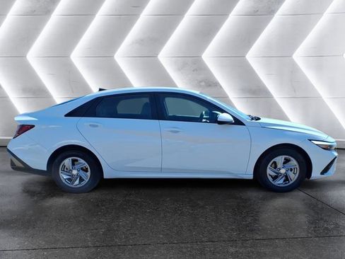 Used 2024 Hyundai Elantra SE image 6