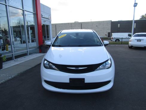 Used 2022 Chrysler Voyager LX image 6