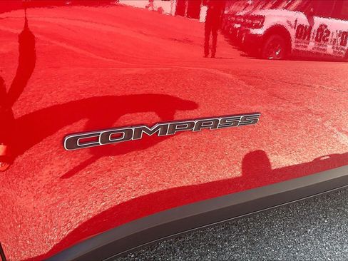 Used 2017 Jeep Compass Latitude w/ Cold Weather Group AWD/4WD image 8