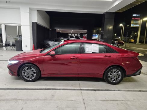 Used 2024 Hyundai Elantra SEL image 3