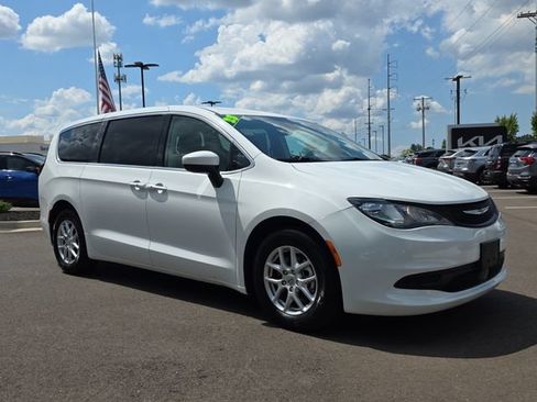 Used 2023 Chrysler Voyager LX FWD image 7