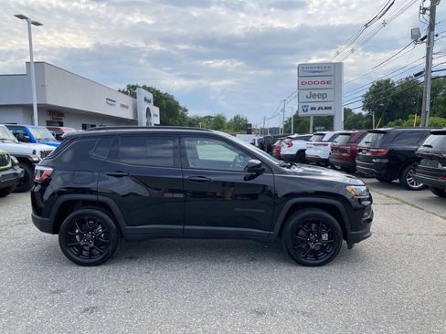 Used 2026 Jeep Compass Latitude AWD/4WD image 2