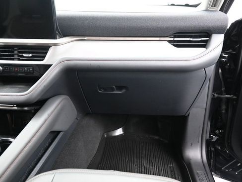 Used 2025 Ford Explorer Active w/ Active Comfort Package RWD image 19