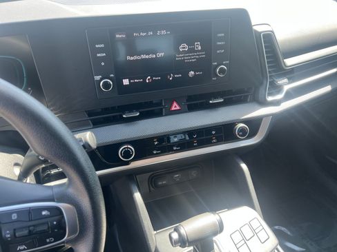 Used 2025 Kia Sportage LX FWD image 17