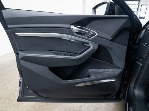 Used 2022 Audi e-tron S Prestige w/ Prestige Package image 17