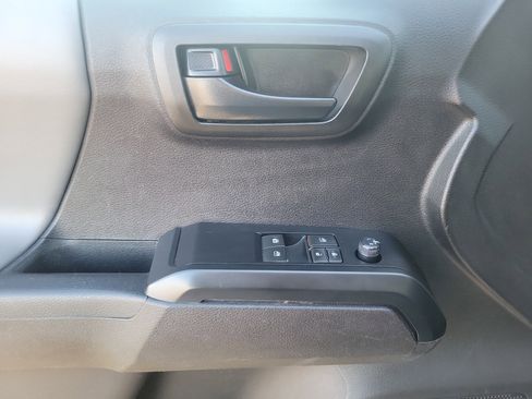 Used 2022 Toyota Tacoma SR image 17