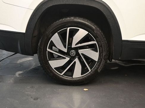 Used 2024 Volkswagen Atlas SE w/ Panoramic Sunroof Package image 9