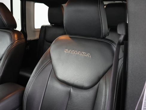 Used 2017 Jeep Wrangler Unlimited Sahara w/ Connectivity Group AWD/4WD image 36