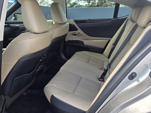 Used 2021 Lexus ES 300h Ultra Luxury w/ Accessory Package 2 image 4