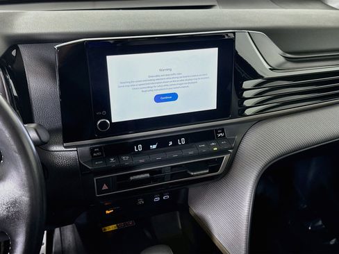 Used 2025 Toyota Camry SE w/ Convenience Package FWD image 18