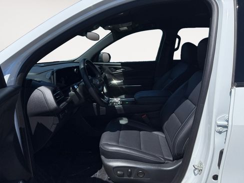 Used 2025 Chevrolet Traverse LT FWD image 10