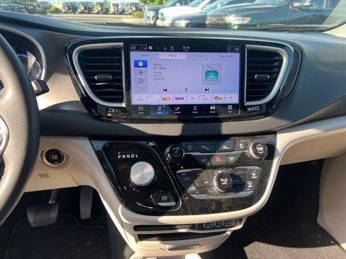 Certified 2024 Chrysler Pacifica Touring-L FWD image 15
